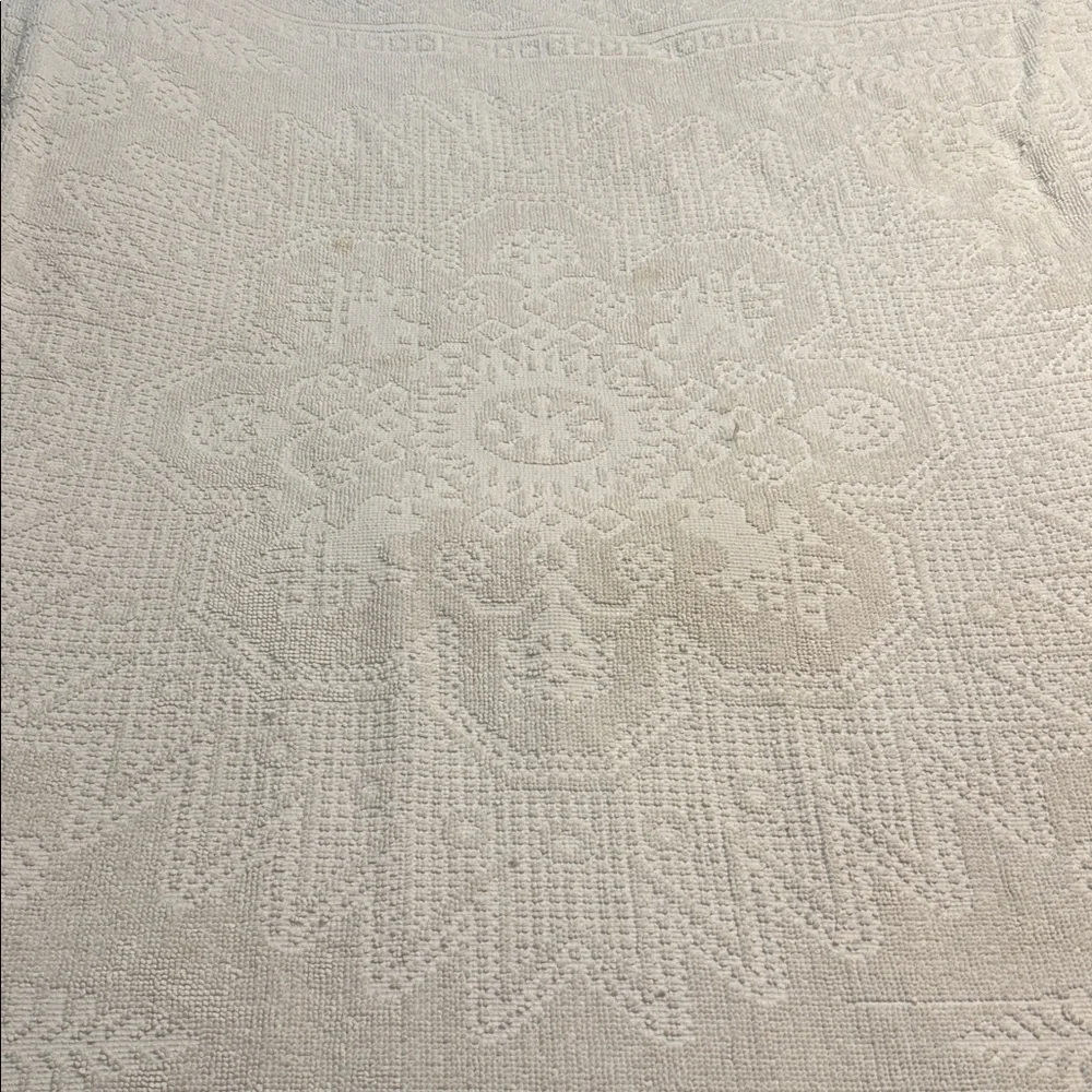 Vintage hobnail bedspread —Queen
